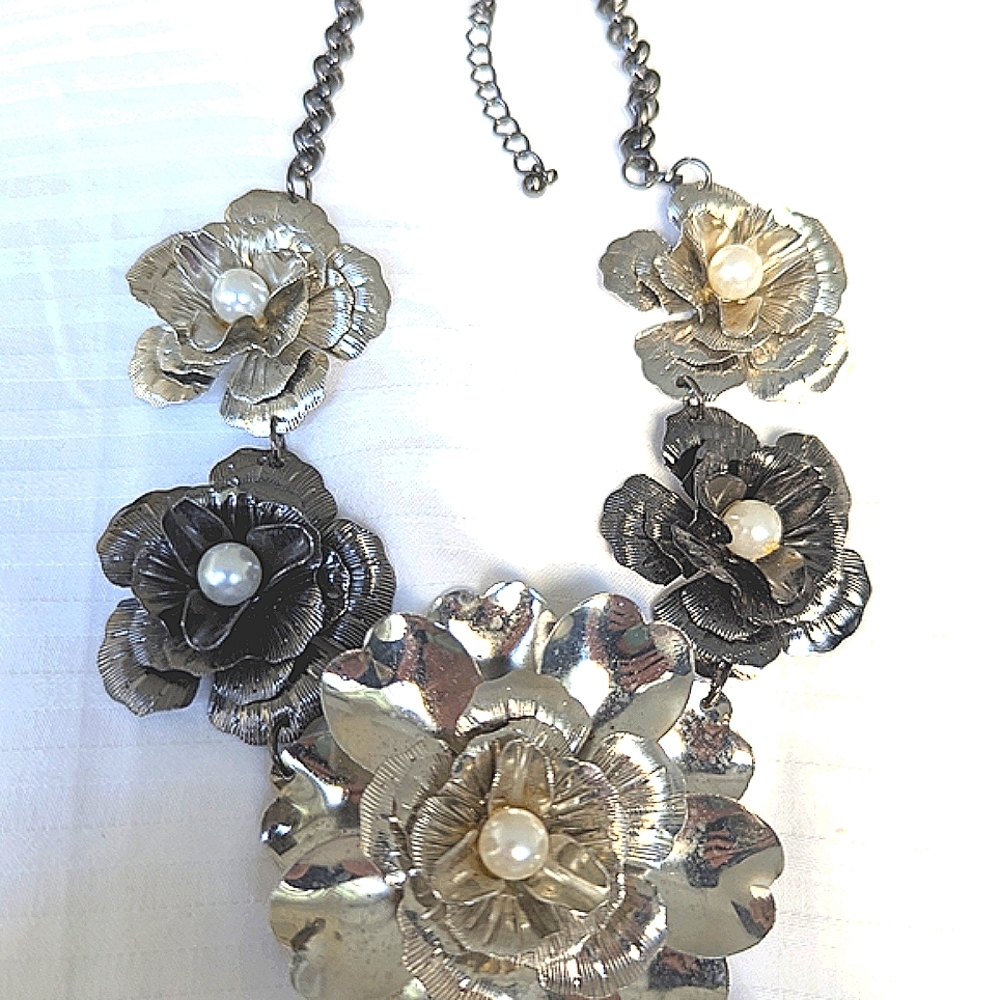 Elegant Floral Silver and Gunmetal Necklace